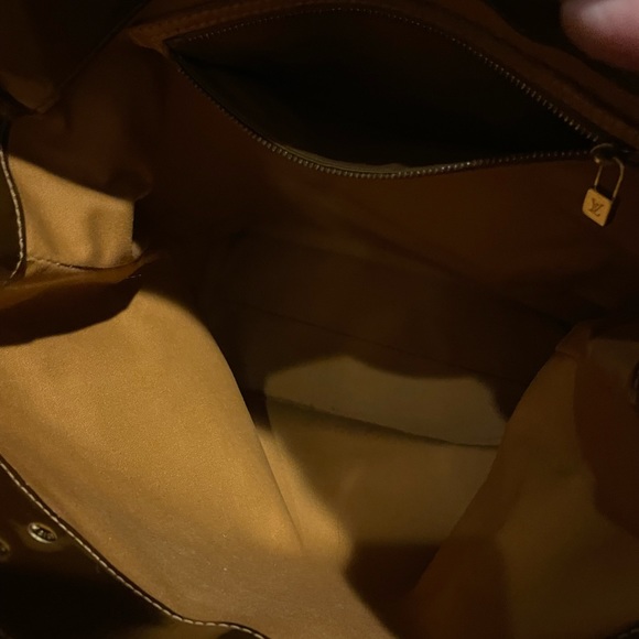 LOUIS VUITTON TOTE.. BRONZE VERNIS DESIGN. GREAT BAG Stored in a dust bag. - Picture 10 of 11